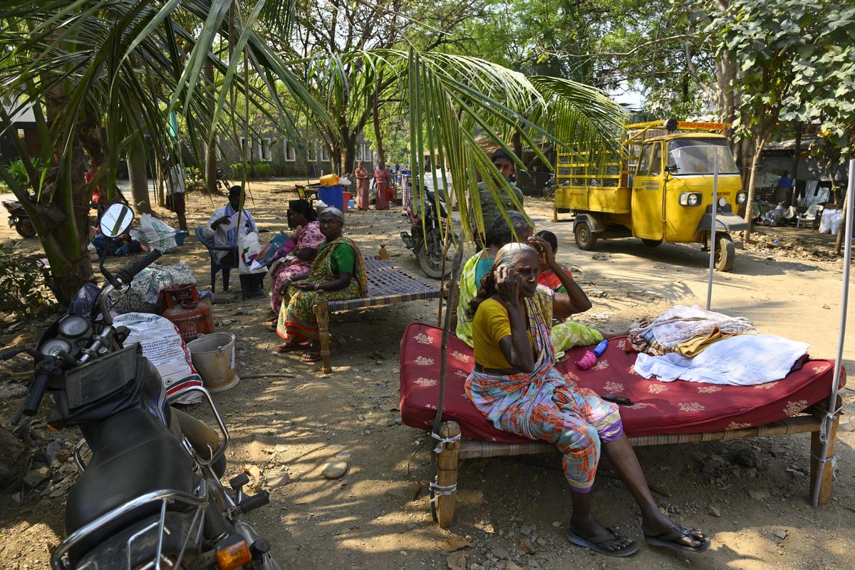 खम्मम में अंबेडकर भवन में स्थापित अस्थायी आश्रय में कुछ विस्थापित निवासी।